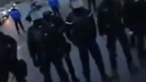Les gendarmes mobiles retirent leurs casques