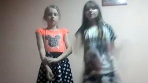 Танец под песню я не держусь руками за тобой как за облаками Я кусаю губами небо и тебя обнимаю