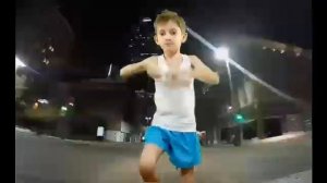 Дети танцуют и поют. Детские танцы. Миша разрывает танцпол.