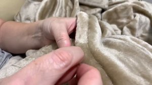 Как застелить большой диван.