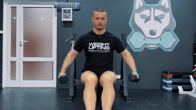 Отведение рук с гантелями сидя смотреть онлайн