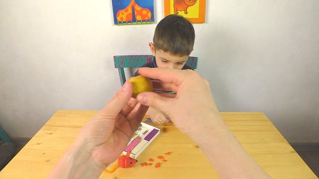 Как слепить из пластилина мышь и ежика Артем лепит из пластилина ежика с иголками из макарон смотреть онлайн