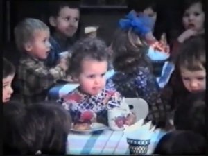 СССР, пос. Усть-Омчуг 80х: Пейте дети молоко.