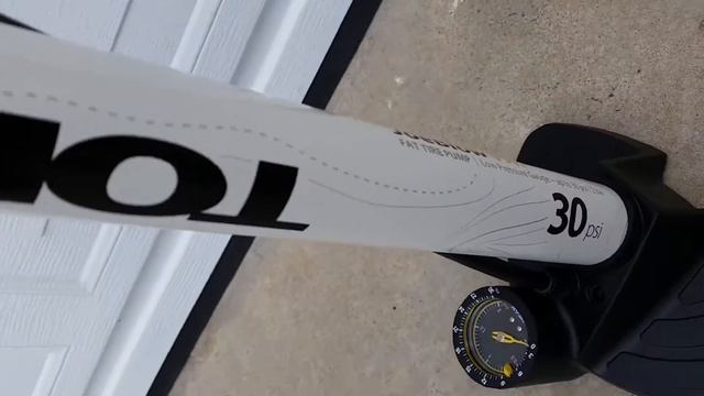 Topeak Joe Blow FAT Floor Pump - First Look смотреть онлайн