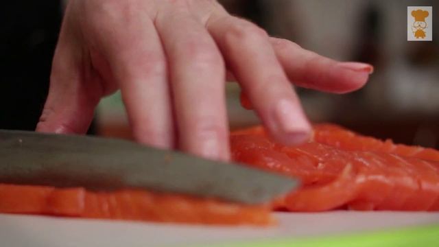 Как приготовить домашние роллы с красной рыбой/How to prepare homemade rolls with red fish смотреть онлайн