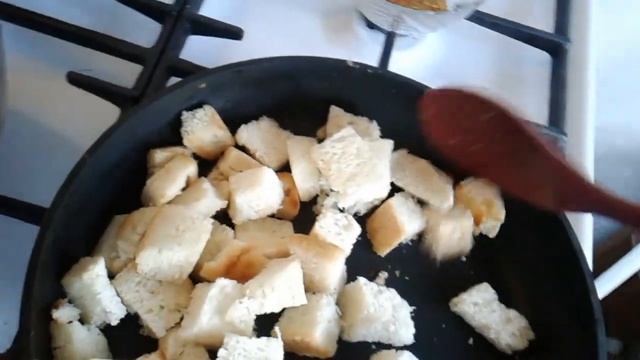 Сухарики на сковородке со специями к супу.