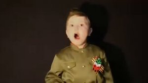 Мальчик читает стих