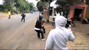 Perang sadis saling bacok