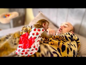 Вы будете СМЕЯТЬСЯ ВЕСЬ ДЕНЬ, когда увидите КАК Люся будит Влада! День рождения НАЧАЛСЯ)))