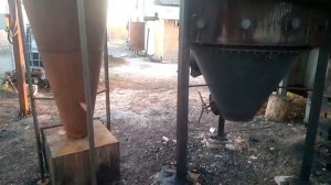Газогенератор для получения древесного газа из дров.
