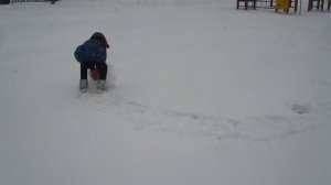 Зимние забавы. Как слепить снежную бабу! Сестренки играют в зимнем парке.