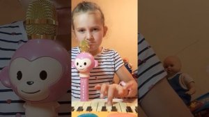 Как пошли наши подружки в лес по ягоды гулять песенка?????????