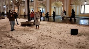 Leningrad - "WWW Ленинград (WWW Leningrad)", на Невском проспекте выступают уличные музыканты...