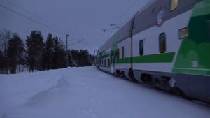 ??«Санта-Клаус Экспресс» Sr2 с двухэтажным поездом из Хельсинки прибывает на станцию Кемиярви