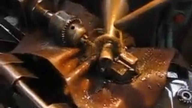 Процесс фрезерования левых спиральных канавок на мелком сверле.