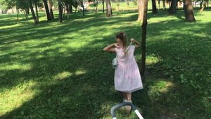 Ева Как Мама Играет с любимой куклой в Парке