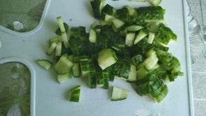 Салат Зеленый с огурцами, рукколой и луком