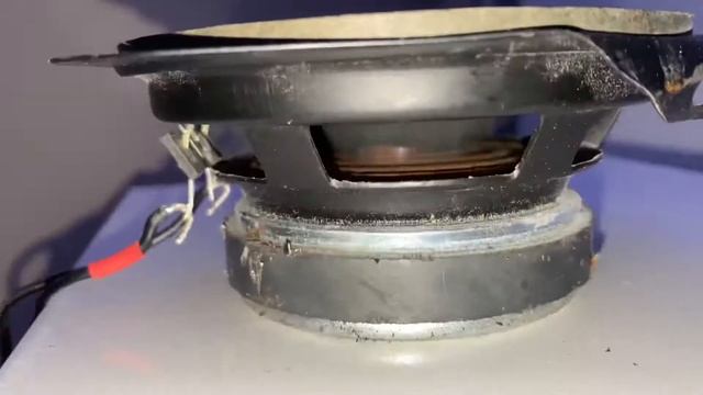 Extreme bass excursion on crappy car speaker! (THERE COMES SMOKE) This speaker scared me a LOTS! смотреть онлайн