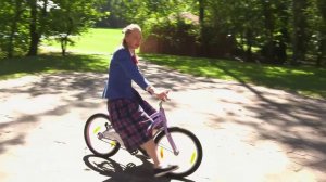 Пацанки: Лера на велосипеде
