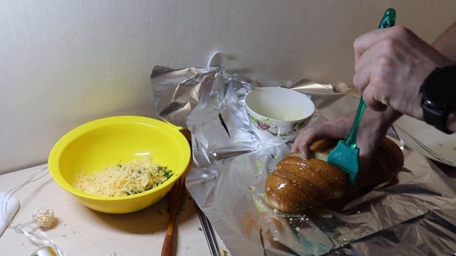 Запечённый батон с сыром, чесноком и укропом смотреть онлайн