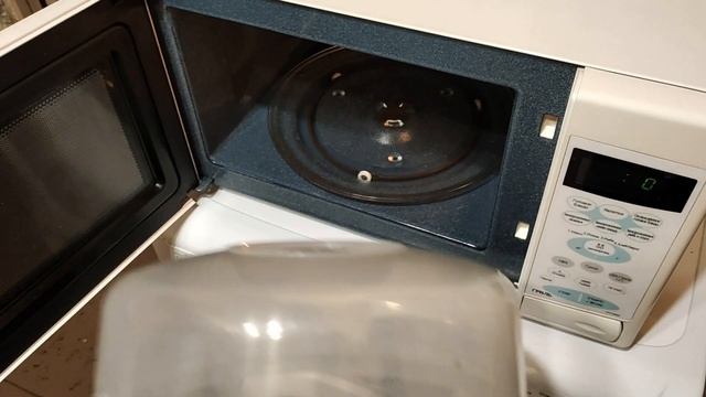 Как быстро приготовить сардельки в микроволновке без воды ?