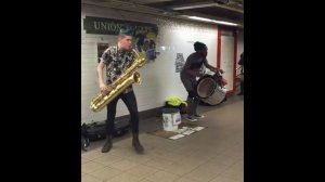 Профессионал-саксофонист отжигает!