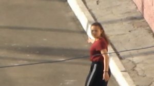 урок физкультуры У ДЕВОЧЕК школа номер 14, телки СТАРШЕКЛАССНИЦЫ, в спортивных костюмах сдают бег