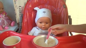 Света кушает овсяную кашу с клубникой