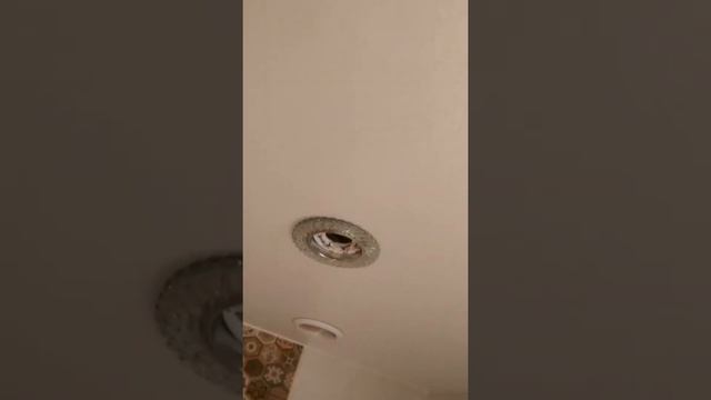 Светильник встраиваемый в натяжной потолок. Такой покупать не надо!!! смотреть онлайн