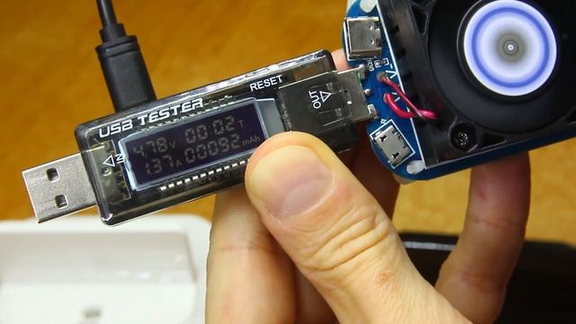Зарядная станция (подставка) с магнитным коннектором для смартфона