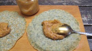 Рулеты из шпинатных блинов с хумусом и морковным салатом