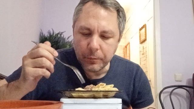 ASMR ИТИНГ. КУШАЮ МАКАРОНЫ С ТУШЁНКОЙ смотреть онлайн