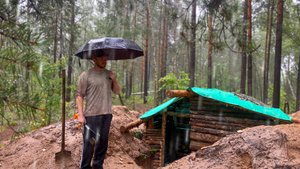 СТРОЮ ЗЕМЛЯНКУ ПОД ПРОЛИВНЫМ ДОЖДЁМ 🌧️ НОВАЯ ДВЕРЬ 🚪 ТУМАННЫЙ ЛЕС 🌲 ЗАЯЧЬЯ ЛАПКА 🐇
