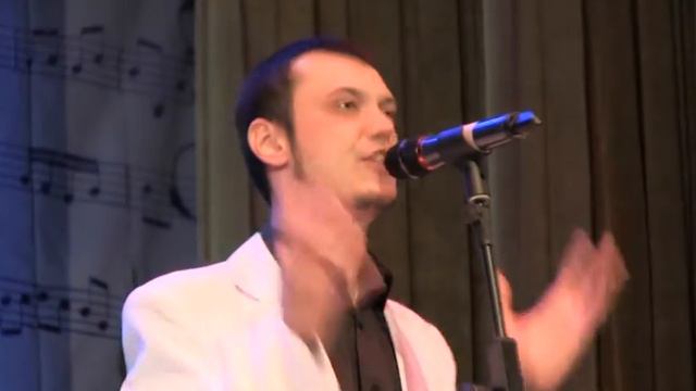 Песня певца у микрофона