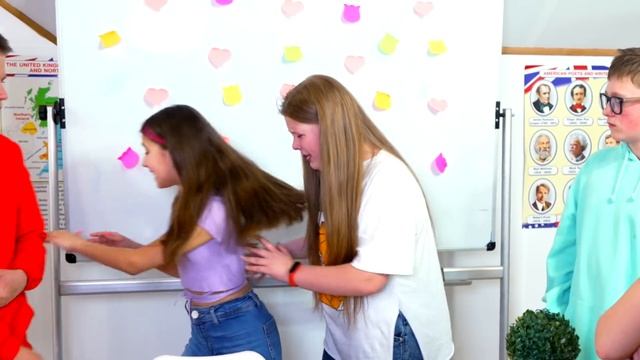 Хорошая Сестра VS Плохая Сестра || Забавные ситуации с ОДНОКЛАССНИКАМИ смотреть онлайн