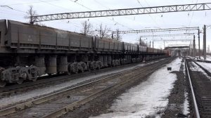 Тяговый агрегат ОПЭ1-295 с порожними думпкарами