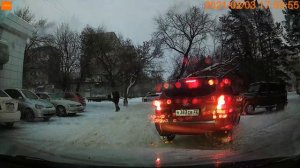 Пожалуйста, осторожно, моя машина едет назад