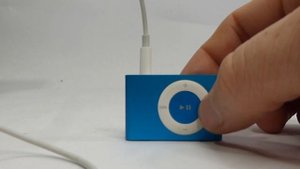 Play test of Apple iPod Shuffle 2nd Generation 1GB Blue