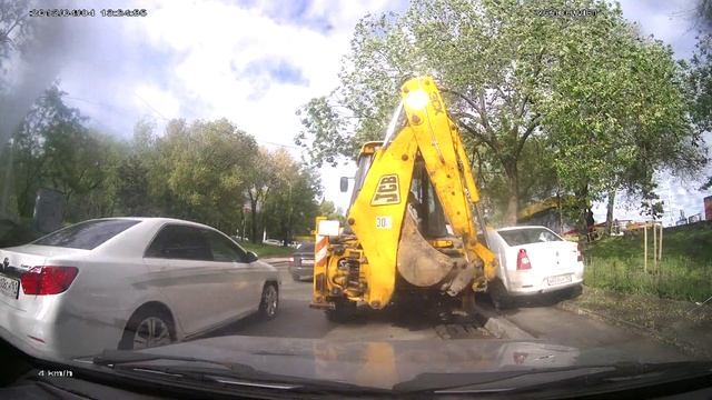 Renault Logan А853СН161 летит по тротуару смотреть онлайн