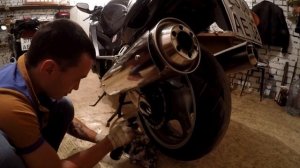 Honda cbr 1100 xx смазываем цепь и регулируем амортизатор.?