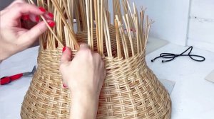 Плетём веревочкой в три трубочки и делаем загибку розга корзине из бумажной лозы