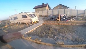 Отмостка на участке с уклоном выставили опалубку, делаем с дорожками, ширина, глубина и подготовка