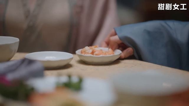 灰姑娘哄六少主吃蝦，吃一口蝦換一個摸頭殺，少主這波不虧！#newlifebegin