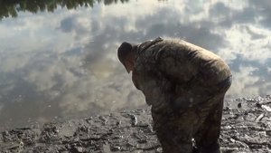 Щука гналась за мальком, а попала в китайскую сеть ловушку с кормушкой.