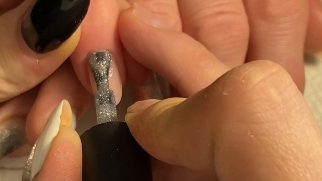 Яркий и блестящий маникюр для мамы? смотреть онлайн