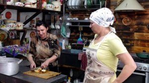 ДВЕ ПЧЕЛЫ НА УСАДЬБЕ ОТБИВАЕМ МАСЛОПРОДАЕМ КОЗЛЯТ ВАРИМ СЫР КОРМИМ ЛЕШУ