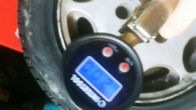 Цифровой электронный манометр Intertool PT 0501 для накачки колёс на шиномонтаже