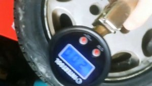 Цифровой электронный манометр Intertool PT 0501 для накачки колёс на шиномонтаже