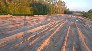 Новый пруд! Возведение огромной плотины в Скопинском районе рабочие строят плотину