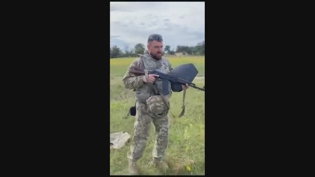 ВСУшник испытывает плиту  бронежилета армии России.